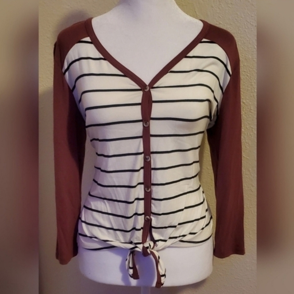 Women's Ivory Striped Tie Front V-Neck‎ Top. Size Small